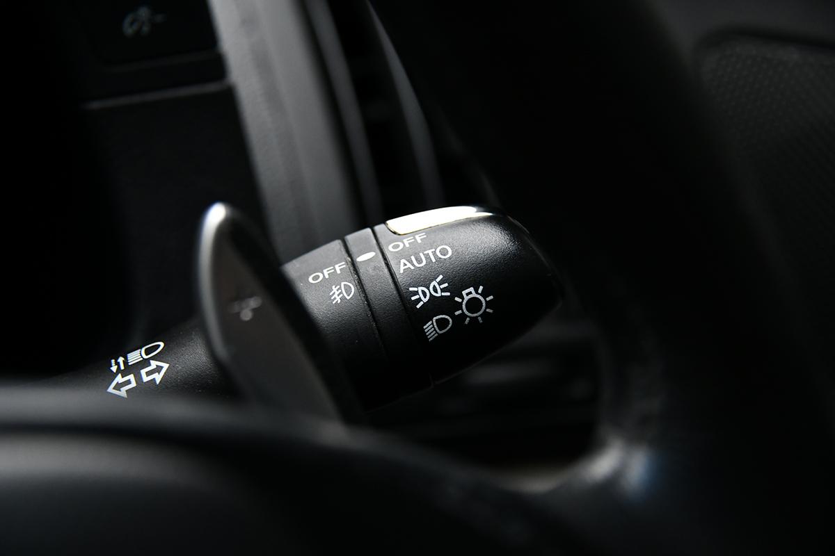 自動点灯が 義務化 なのにいつ使う ヘッドライトの Auto 以外に スモール と オン があるワケ 自動車情報 ニュース Web Cartop