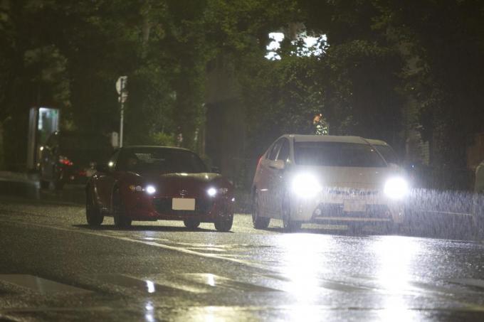 薄暮時 信号待ち クルマのポジションランプを使う場面とは 自動車情報 ニュース Web Cartop 2ページ目