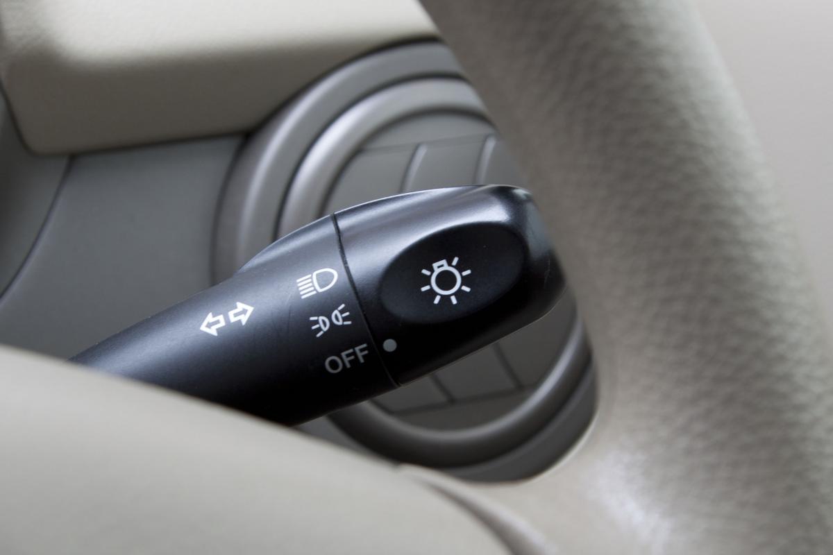 薄暮時 信号待ち クルマのポジションランプを使う場面とは 自動車情報 ニュース Web Cartop 薄暮時 信号待ち クルマのポジションランプを使う場面とは 自動車情報 ニュース Web Cartop