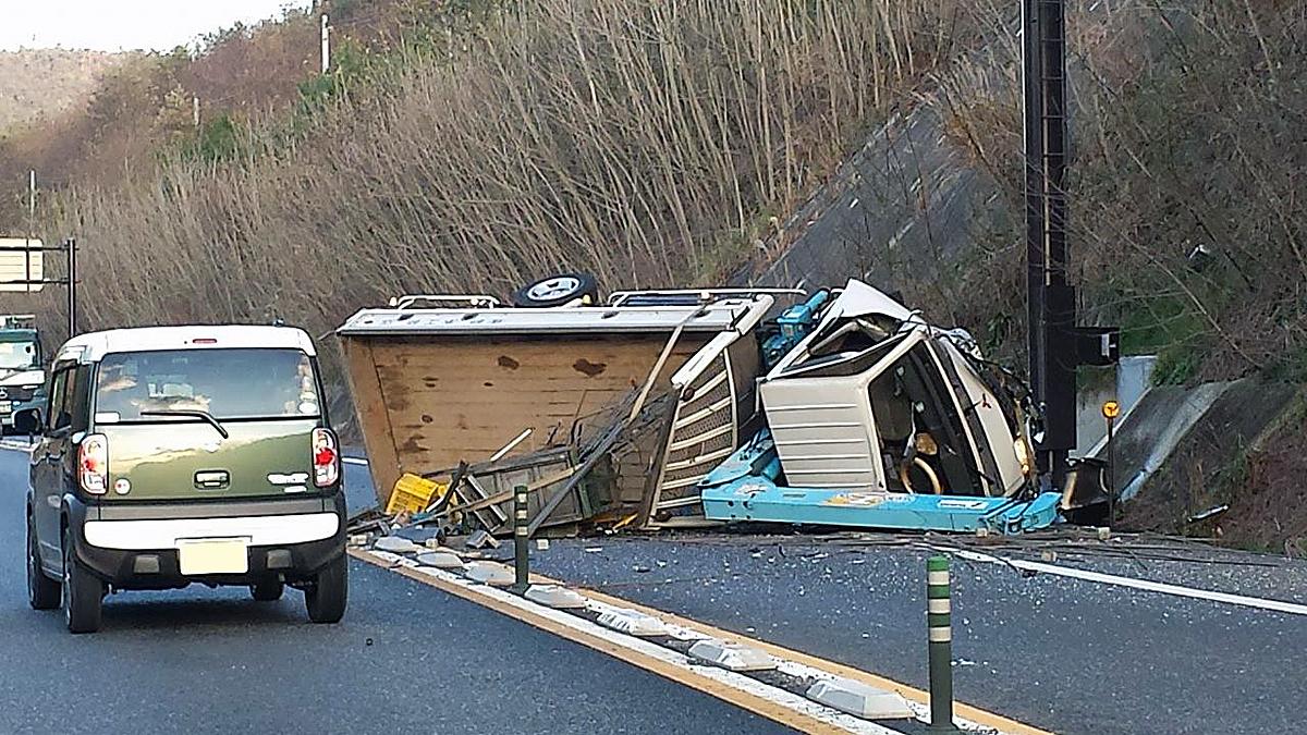 横転事故はなぜ起きるのか