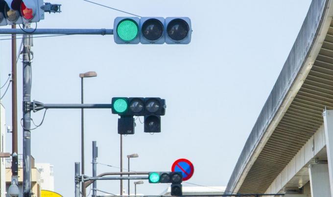 赤なのに全方向の矢印が点灯 青信号 じゃダメな信号の不思議 自動車情報 ニュース Web Cartop 2ページ目 赤なのに全方向の矢印が点灯 青信号 じゃダメな信号の不思議 自動車情報 ニュース Web Cartop 2ページ目