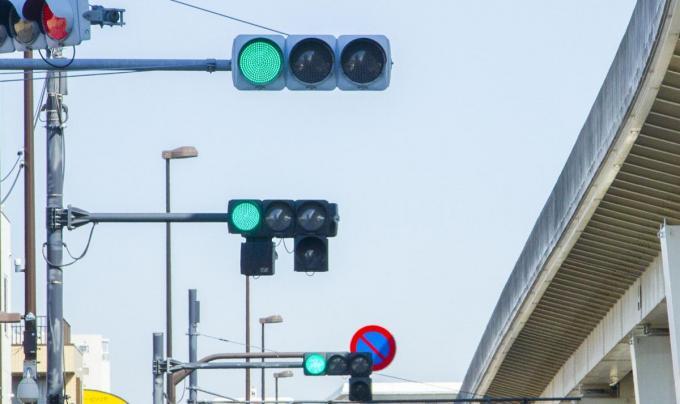 信号が赤なのに全方向の矢印が点灯するケース 〜 画像1