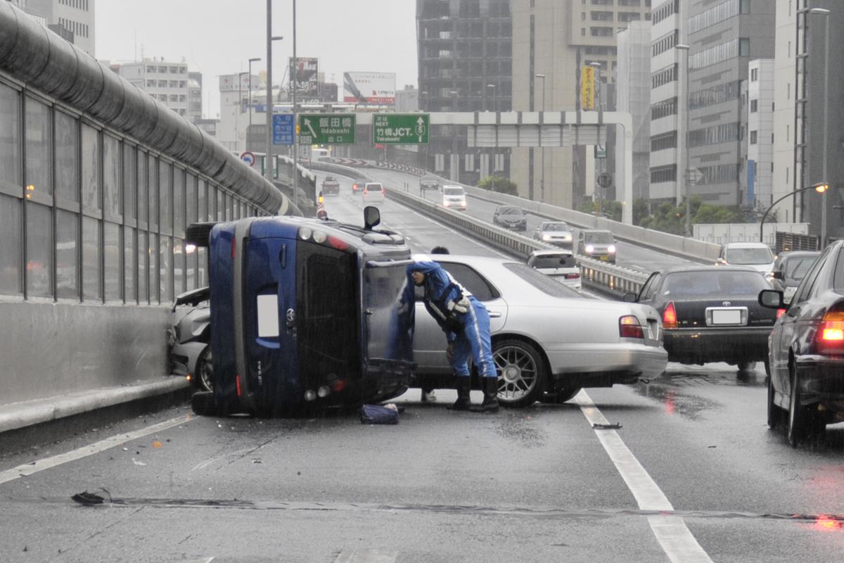 首都高速での接触横転事故の写真