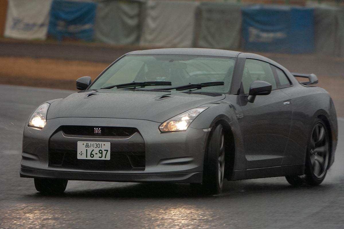 ドリフトするR35GT-R