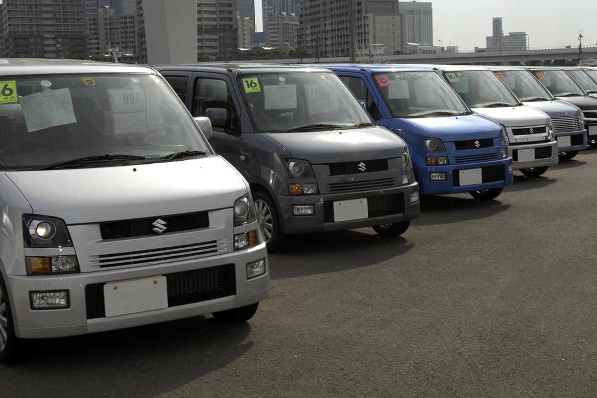 軽自動車の中古車が展示されている様子