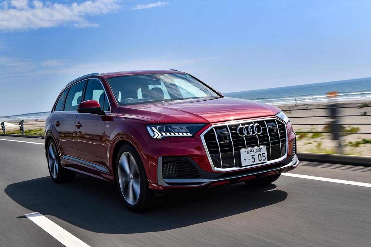 新型アウディQ7の走行シーン