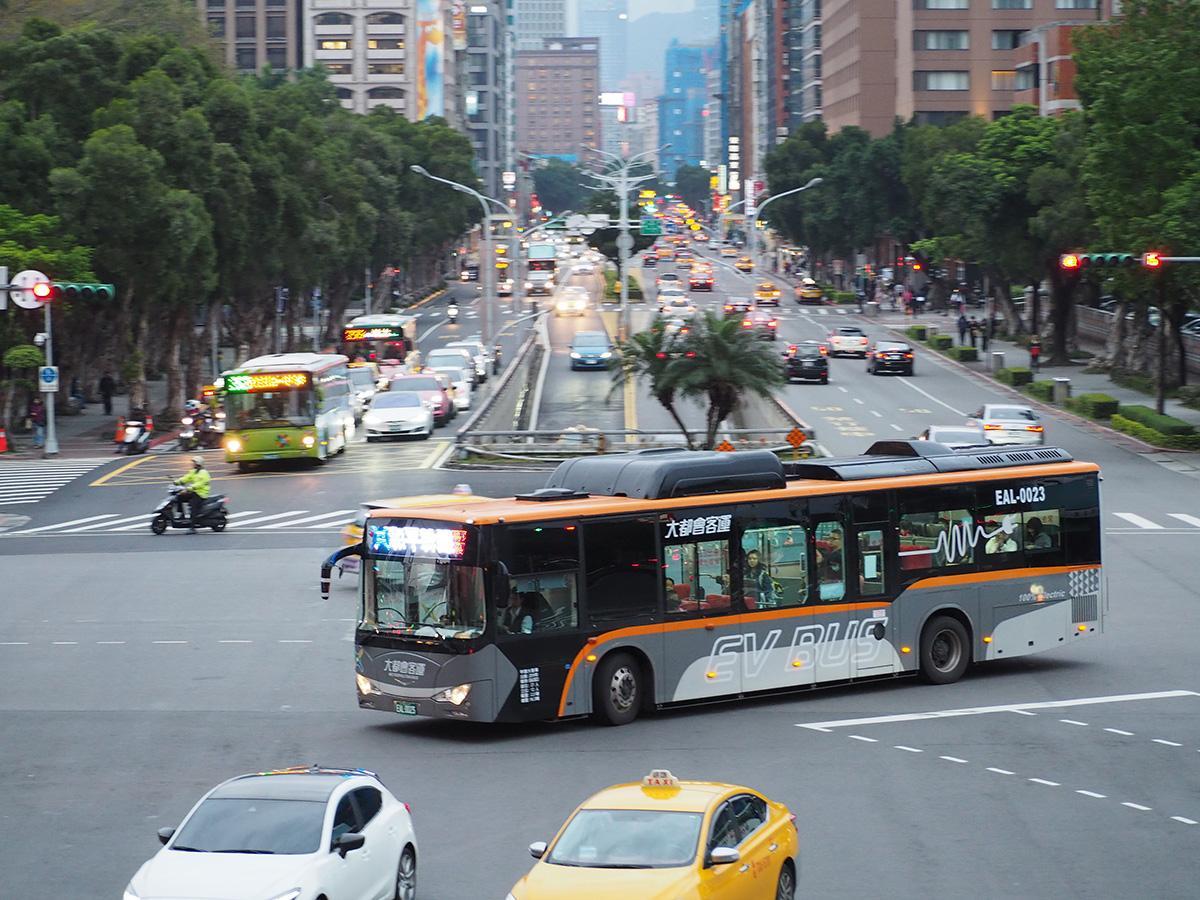 中国の街を走る電動バス 〜 画像3