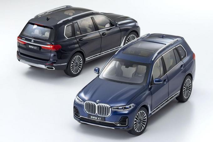 京商オリジナルのBMW X7 2台並べたイメージカット