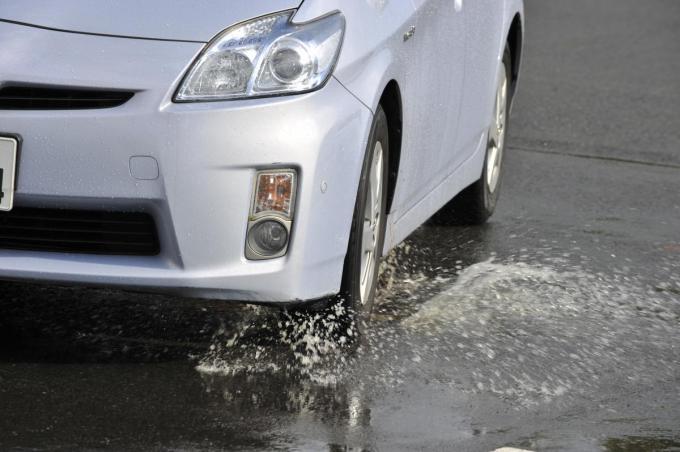 事前の「対策」と「知識」があるかないかは大違い！　雨の日の運転で危険な「スリップ」を避ける方法とは