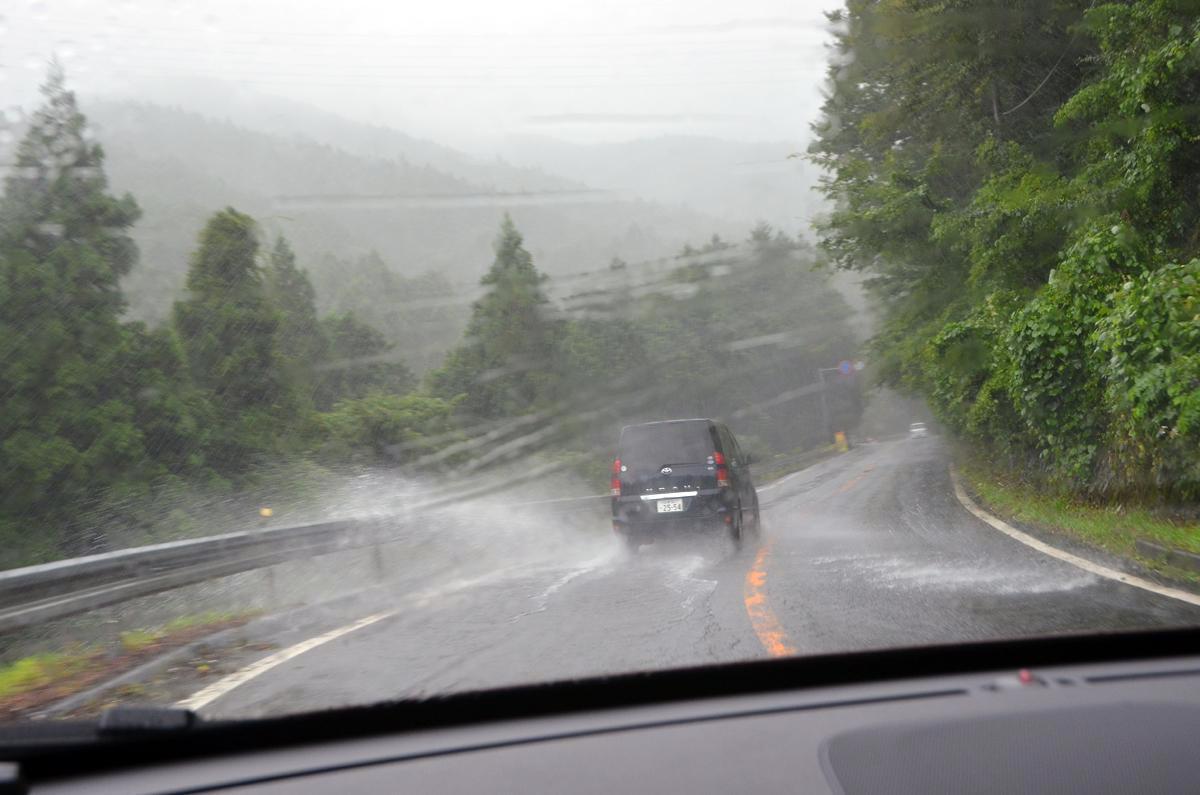 台風シーズンは日本全国で可能性大 雨 や 風 で道路が通行止めになる基準とは 自動車情報 ニュース Web Cartop 2ページ目 台風シーズンは日本全国で可能性大 雨 や 風 で道路が通行止めになる基準とは 自動車情報 ニュース Web Cartop 2ページ目