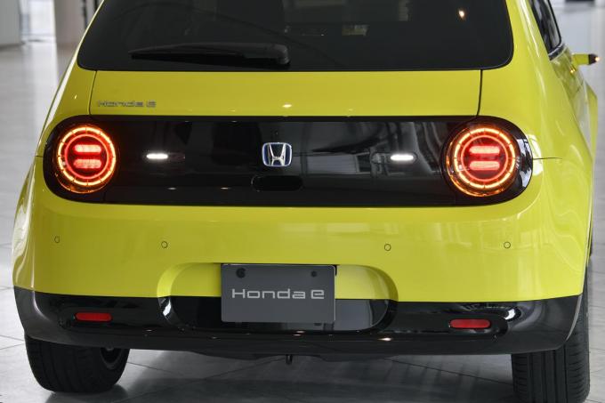 Honda eのリヤビュー（黄色）