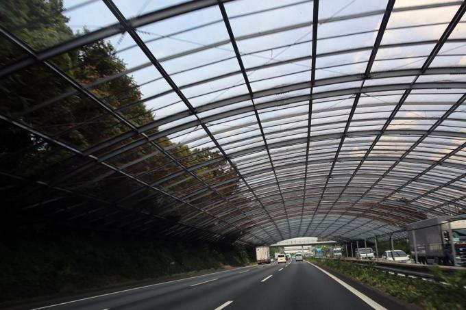 山 もないし 地下 でもない 平坦な道路に突如現れる トンネル の謎 自動車情報 ニュース Web Cartop 山 もないし 地下 でもない 平坦な道路に突如現れる トンネル の謎 自動車情報 ニュース Web Cartop
