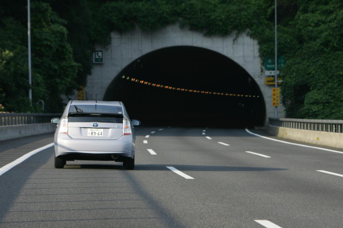 山 もないし 地下 でもない 平坦な道路に突如現れる トンネル の謎 自動車情報 ニュース Web Cartop 山 もないし 地下 でもない 平坦な道路に突如現れる トンネル の謎 自動車情報 ニュース Web Cartop