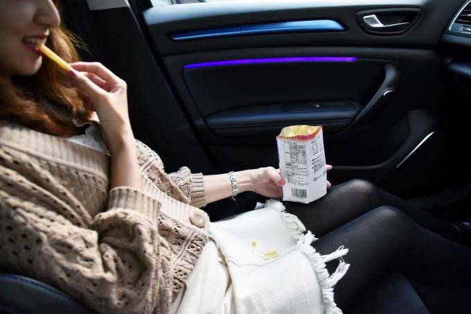 画像ギャラリー 飲食 寝る お化粧 はok 初ドライブデートで男子がngだと思う女子の車内行動４つ 画像3 自動車情報 ニュース Web Cartop
