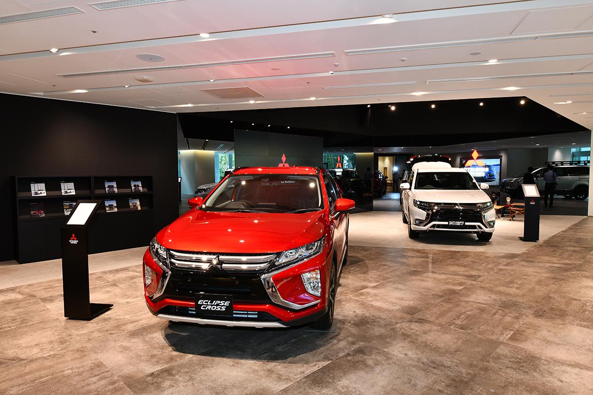 三菱自動車の新しい本社ショールームがオープン カフェも併設したオシャレな空間を演出 自動車情報 ニュース Web Cartop