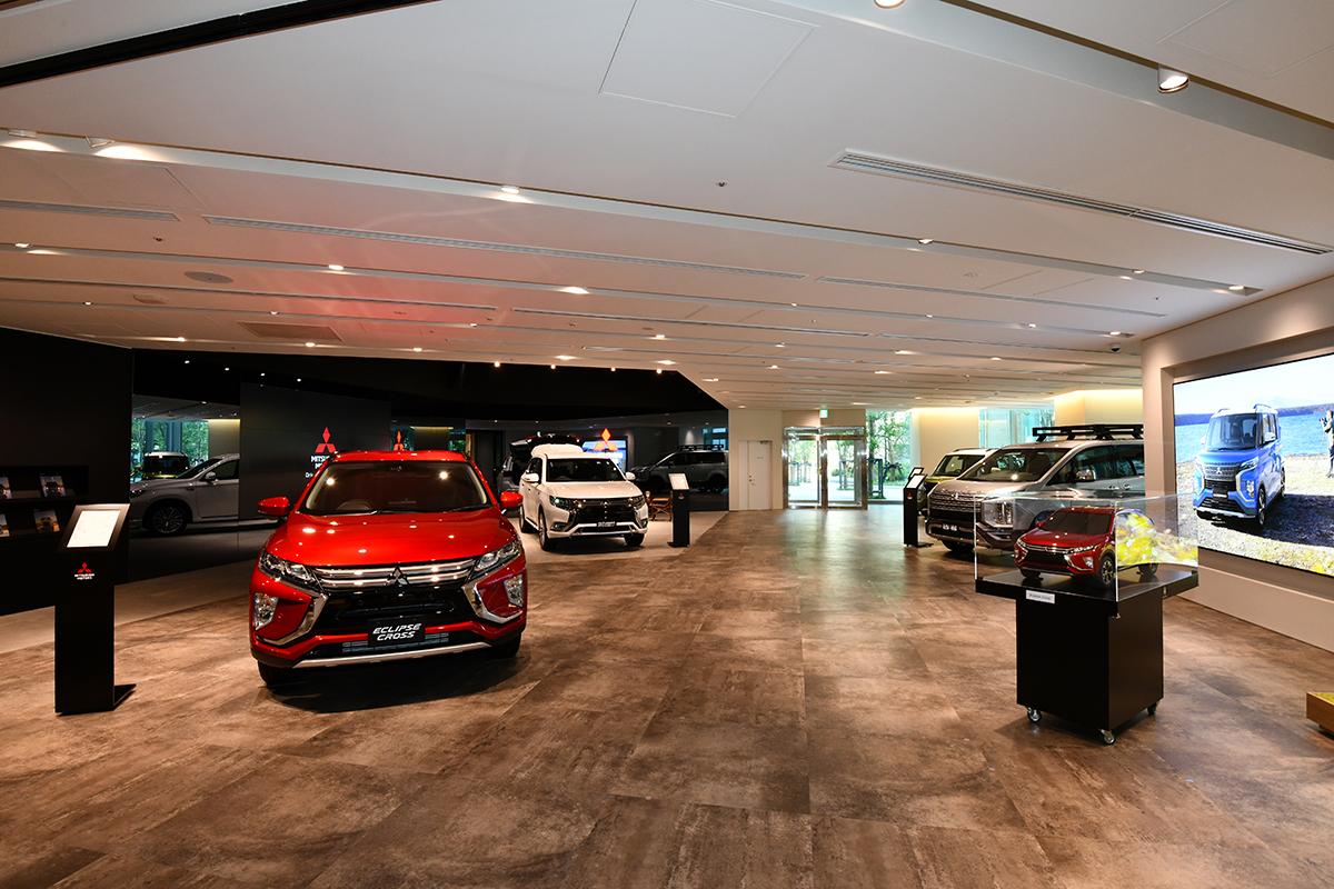 三菱自動車の新しい本社ショールームがオープン カフェも併設したオシャレな空間を演出 自動車情報 ニュース Web Cartop