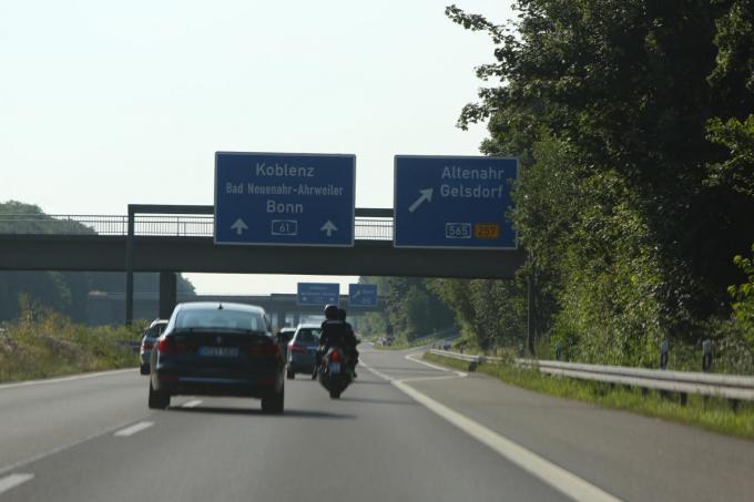 高速道路の 1km H は危険か否か レーシングドライバーが語る 運転者の意識 向上の必要性とは 自動車情報 ニュース Web Cartop 高速道路の 1km H は危険か否か レーシングドライバーが語る 運転者の意識 向上の必要性とは 自動車情報 ニュース Web Cartop