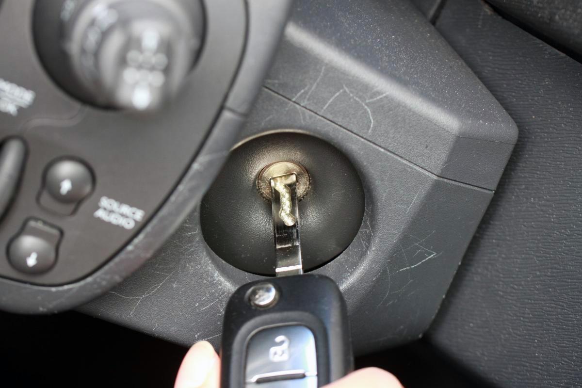 液の補充は必要なし 最近クルマのバッテリーに 6つの穴 が開いていない理由 自動車情報 ニュース Web Cartop 液の補充は必要なし 最近クルマのバッテリーに 6つの穴 が開いていない理由 自動車情報 ニュース Web Cartop