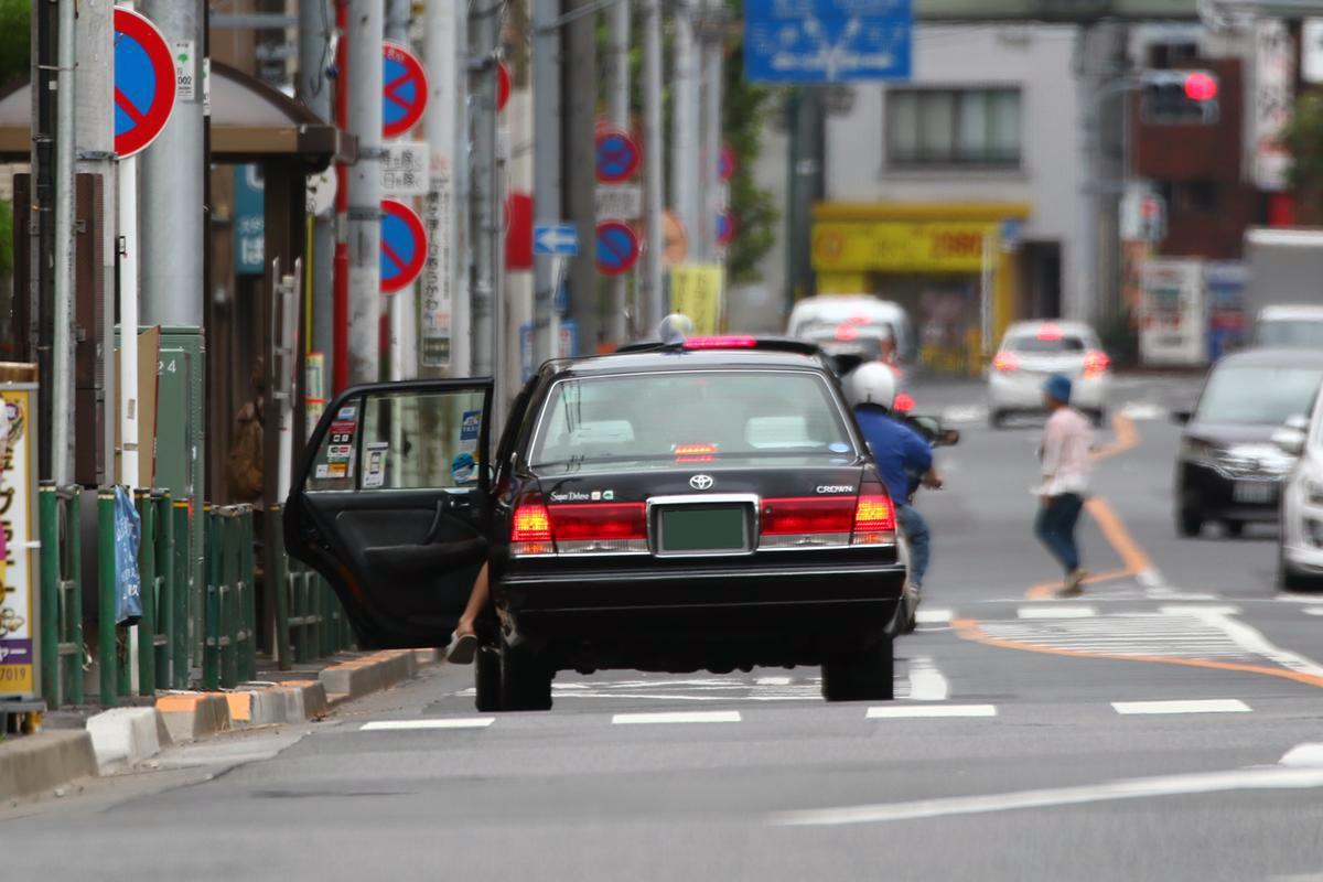 タクシーの乗降シーン 〜 画像2