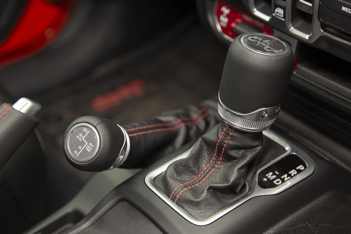 シフトレバーが2本 本格4wd車に採用される 副変速機 は何のため 自動車情報 ニュース Web Cartop シフトレバーが2本 本格4wd車に採用される 副変速機 は何のため 自動車情報 ニュース Web Cartop