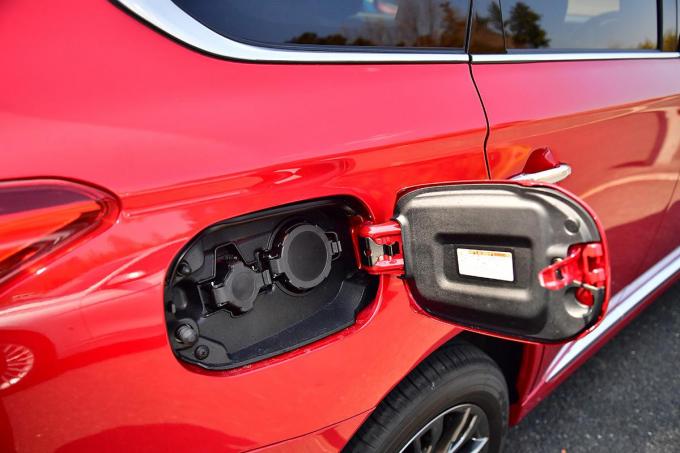 画像ギャラリー ノーズ フロント横 リヤバンパー Evやphvの 給電口 の場所がバラバラで不便極まりない理由 画像2 自動車情報 ニュース Web Cartop