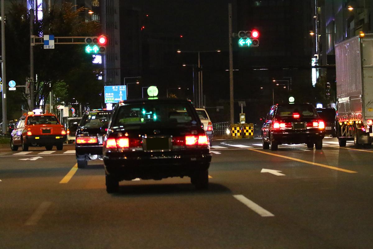 タクシー夜の走行イメージ