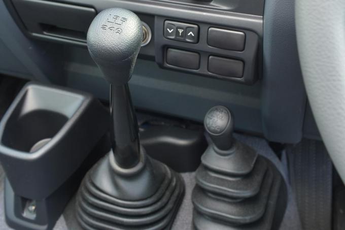 シフトレバーが2本 本格4wd車に採用される 副変速機 は何のため 自動車情報 ニュース Web Cartop シフトレバーが2本 本格4wd車に採用される 副変速機 は何のため 自動車情報 ニュース Web Cartop