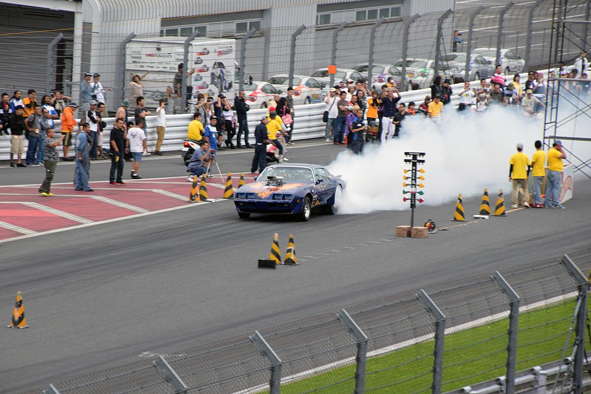 ゼロヨン競技のバーンナウトシーン