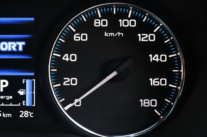 国産車の多くが採用する 180km Hリミッター の根拠とは 自動車情報 ニュース Web Cartop 国産車の多くが採用する 180km Hリミッター の根拠とは 自動車情報 ニュース Web Cartop