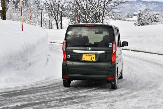 同じゴムの輪だけど夏タイヤと何が違う？　スタッドレスタイヤが雪や氷でグリップするワケ