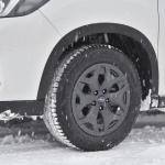 【画像】同じゴムの輪だけど夏タイヤと何が違う？　スタッドレスタイヤが雪や氷でグリップするワケ 〜 画像5