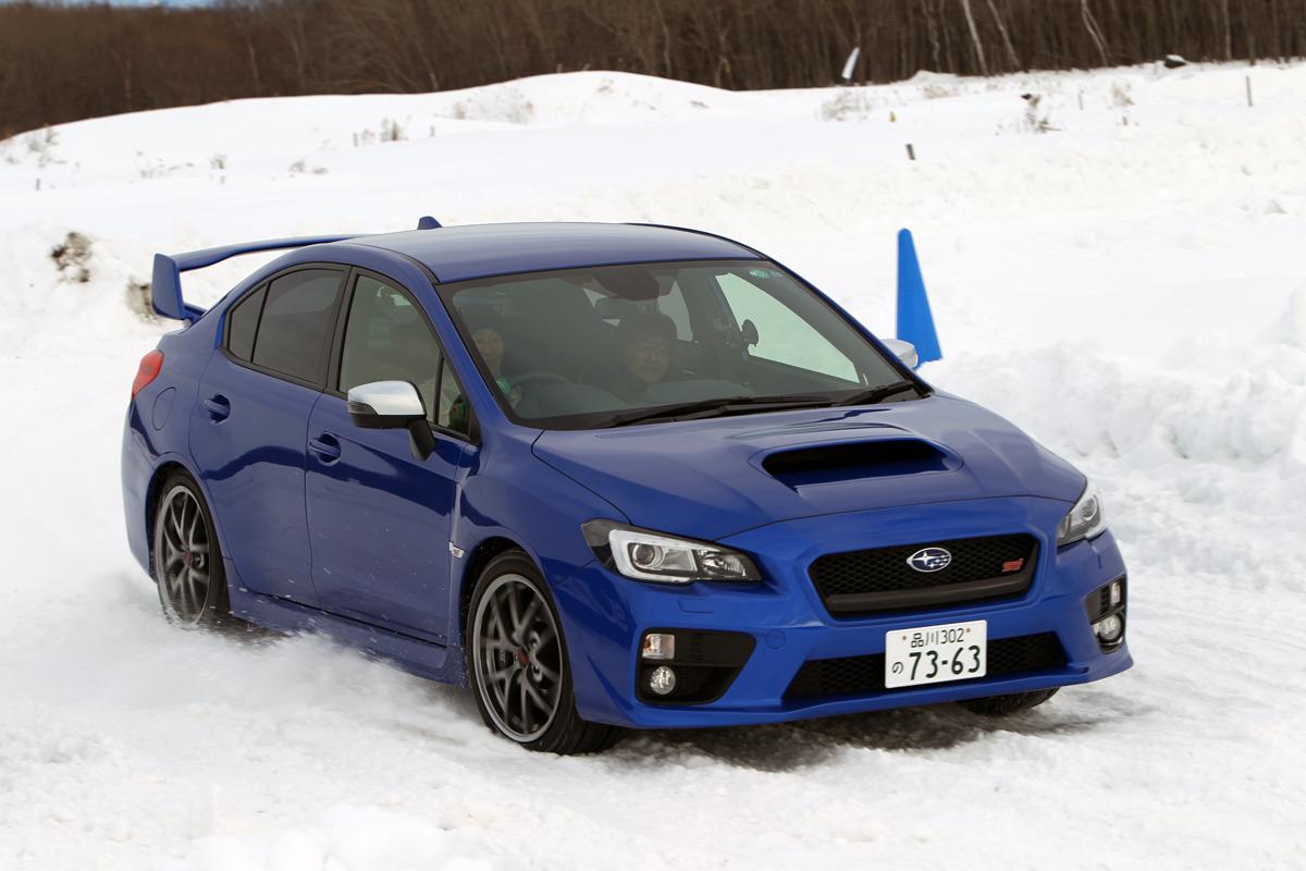 スタッドレスタイヤを装着するスバルWRX STI