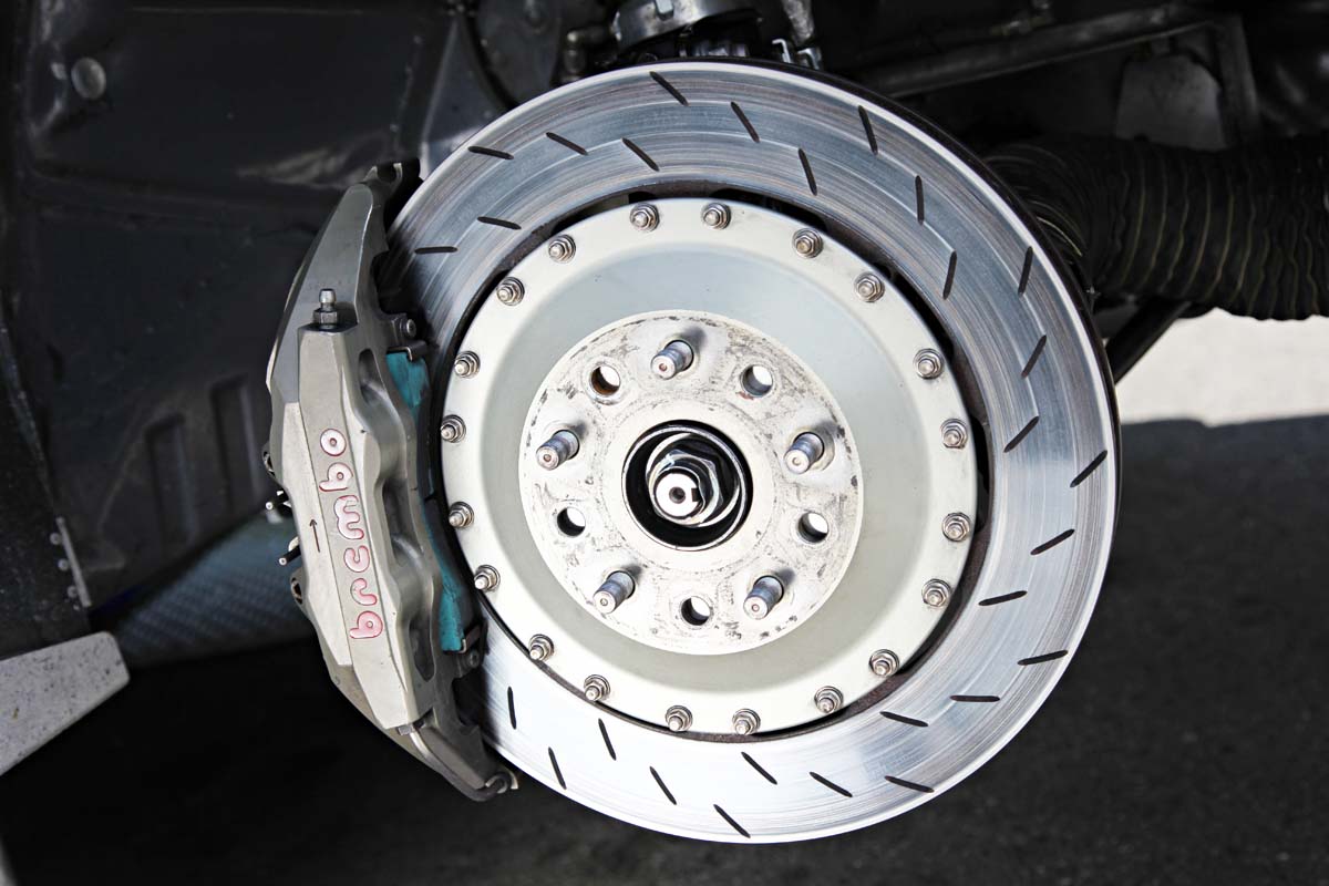 激しい走りをしたあとに聞くブレーキの キャリパーが開く とはどういう症状 自動車情報 ニュース Web Cartop