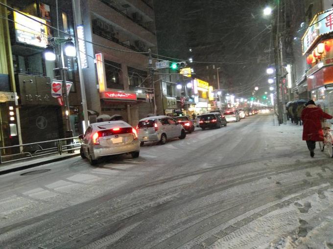 「首都圏」名物じゃない！　「初雪」での交通パニックは「雪国」でも同じだった