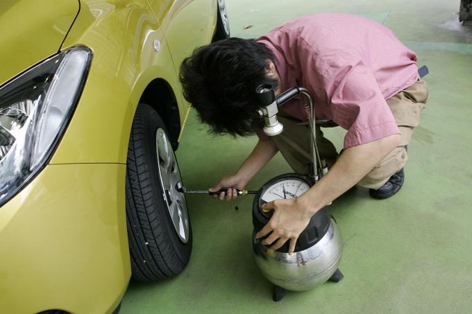 クルマのタイヤの空気充填は「自転車の空気入れ」でも普通にできた！　日常的にやっているライターが語る