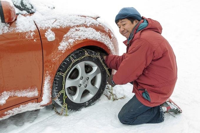 スタッドレスが進化しても雪道では必須！　タイヤチェーンは「金属」「ゴム」どちらが正解か？