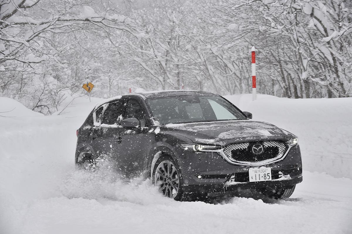 SUVが雪道を走行しているイメージ 〜 画像2