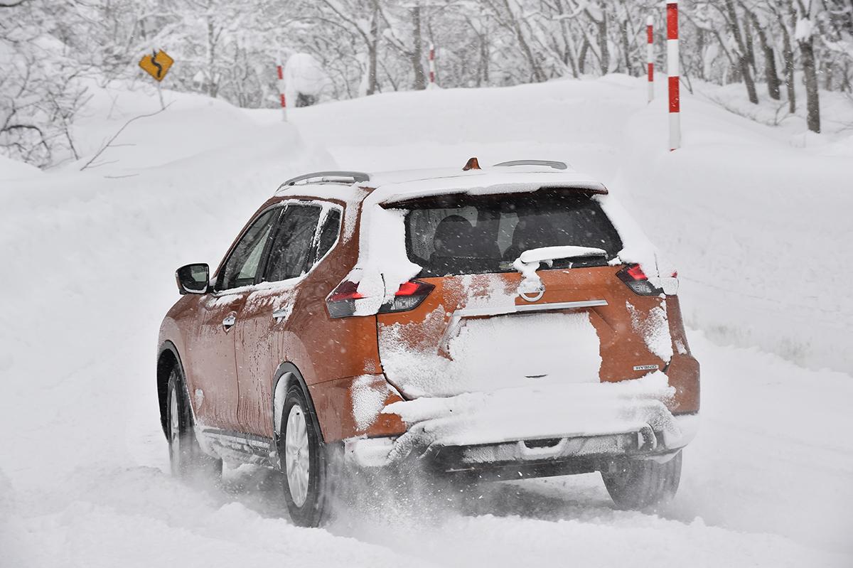 雪道を走る4WD車のイメージ