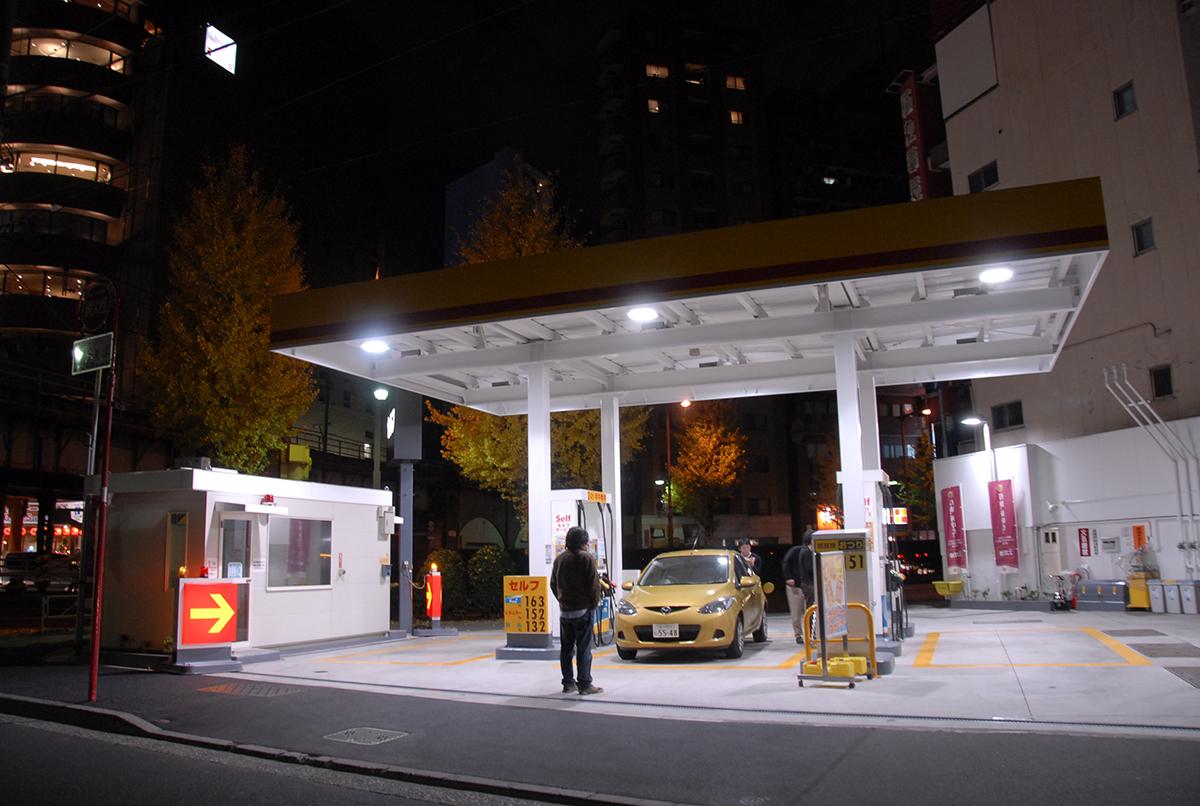 ガソリンスタンドのイメージ（夜） 〜 画像2