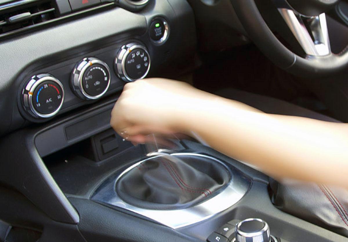 At車で P レンジに入れて パーキングブレーキ なしは危険だった 自動車情報 ニュース Web Cartop 2ページ目 At車で P レンジに入れて パーキングブレーキ なしは危険だった 自動車情報 ニュース Web Cartop 2ページ目