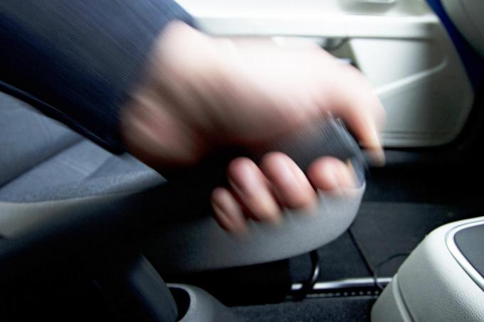 At車で P レンジに入れて パーキングブレーキ なしは危険だった 自動車情報 ニュース Web Cartop At車で P レンジに入れて パーキングブレーキ なしは危険だった 自動車情報 ニュース Web Cartop