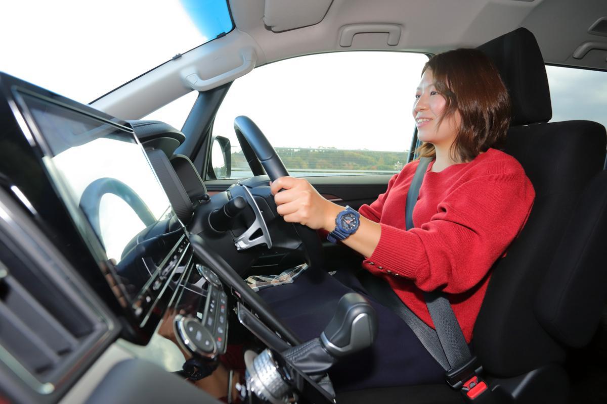 自動車メディアで働く女性のイメージ