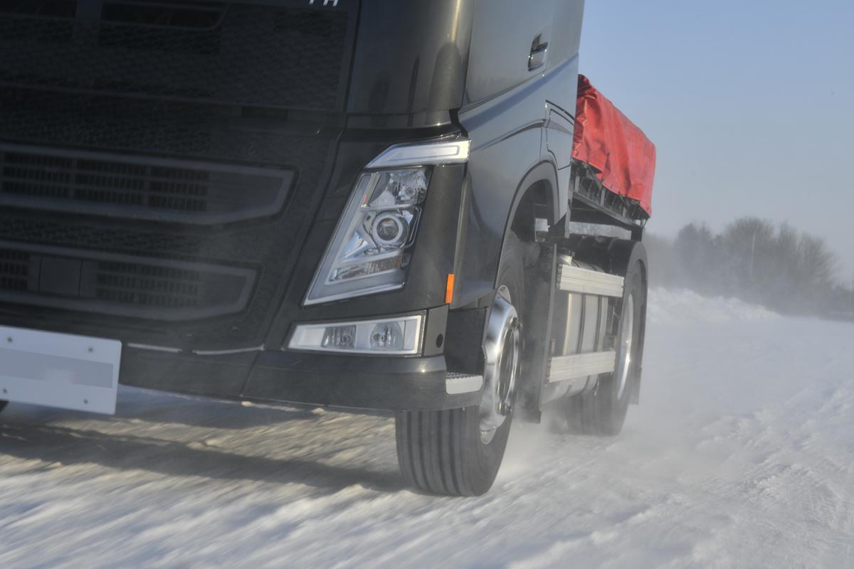 スタッドレスで雪上を走るトラック 〜 画像3