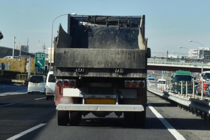 前を走るダンプの 砂落とし 後続車にしてみれば 迷惑 だが違法行為なのか 自動車情報 ニュース Web Cartop 2ページ目