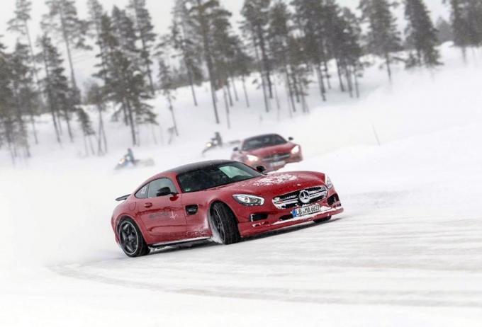 レーシングドライバーが太鼓判 メーカー主催の 雪道レッスン が 想像の斜め上 を行く内容だった 自動車情報 ニュース Web Cartop