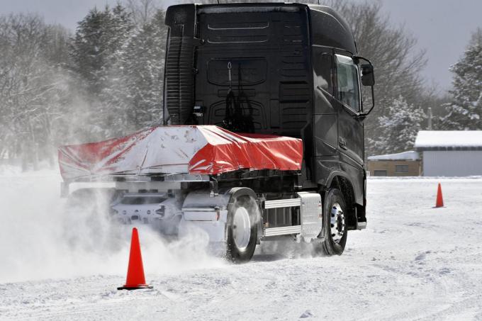 スタッドレスを装着したトラックの雪道走行シーン（リヤ）