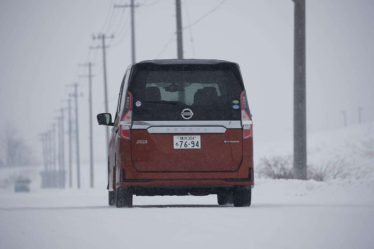 雪の積もった道で運転支援システムは作動するのか