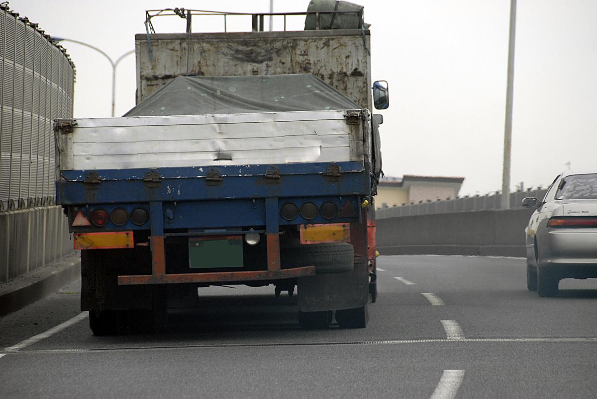 前を走るダンプの 砂落とし 後続車にしてみれば 迷惑 だが違法行為なのか 自動車情報 ニュース Web Cartop