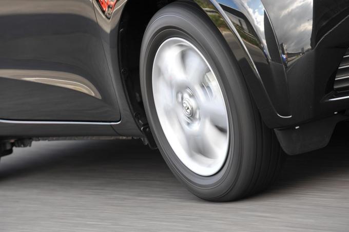 転がり抵抗 だけでの判断は危険 低燃費タイヤの 真実 とは 自動車情報 ニュース Web Cartop 転がり抵抗 だけでの判断は危険 低燃費タイヤの 真実 とは 自動車情報 ニュース Web Cartop