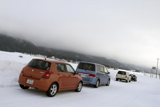 今シーズン目立つ大雪での「立ち往生トラブル」！　自動車保険が助けになるケースも